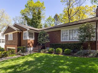 350 Park Ln, Little Neck, NY 11363