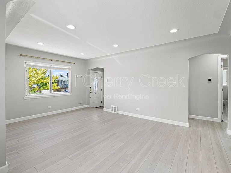 550 Winona Ct — Photo 4