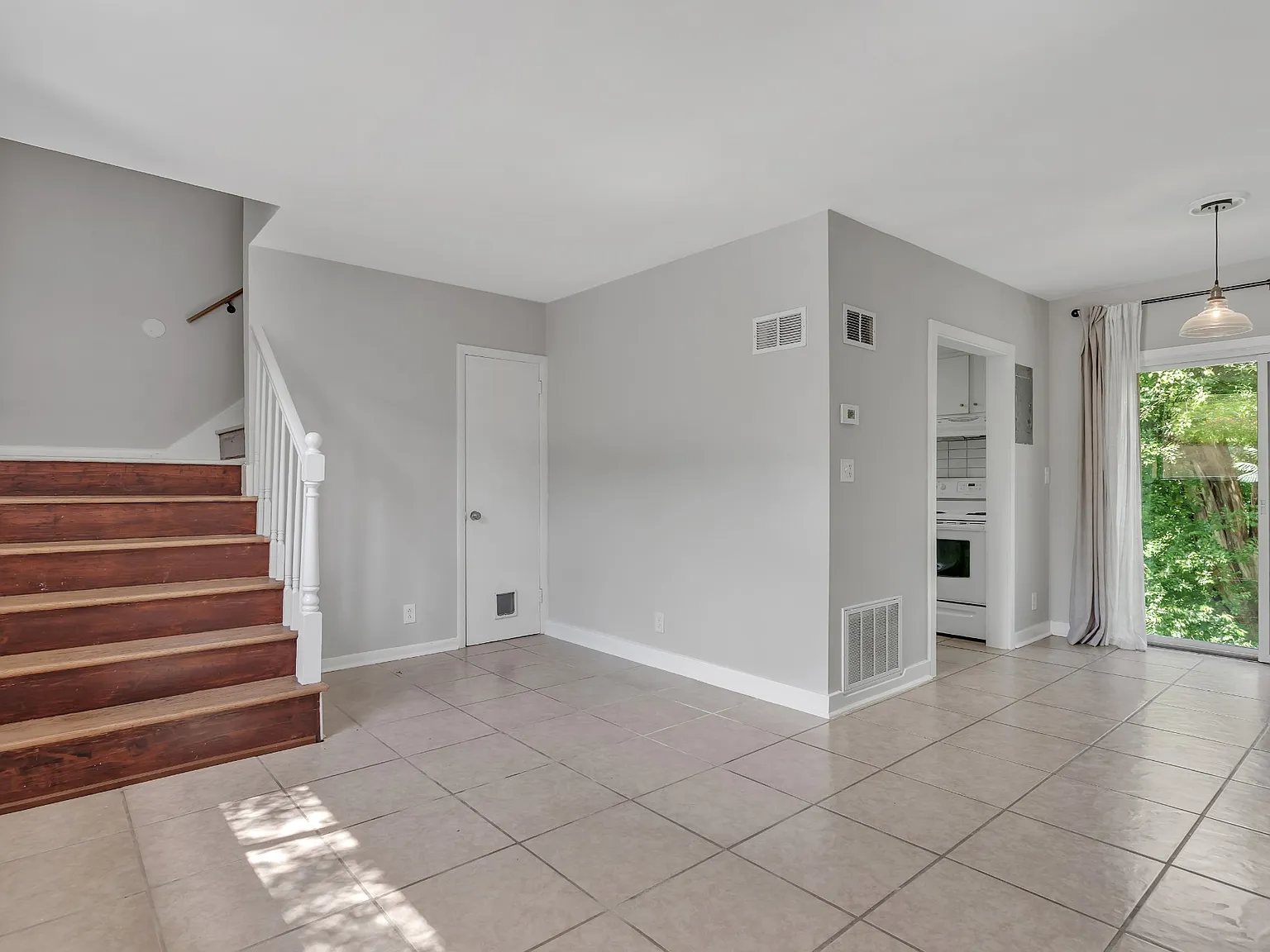 2 bed, 1.0 bath, 924 sqft, $1,500 — Photo 2