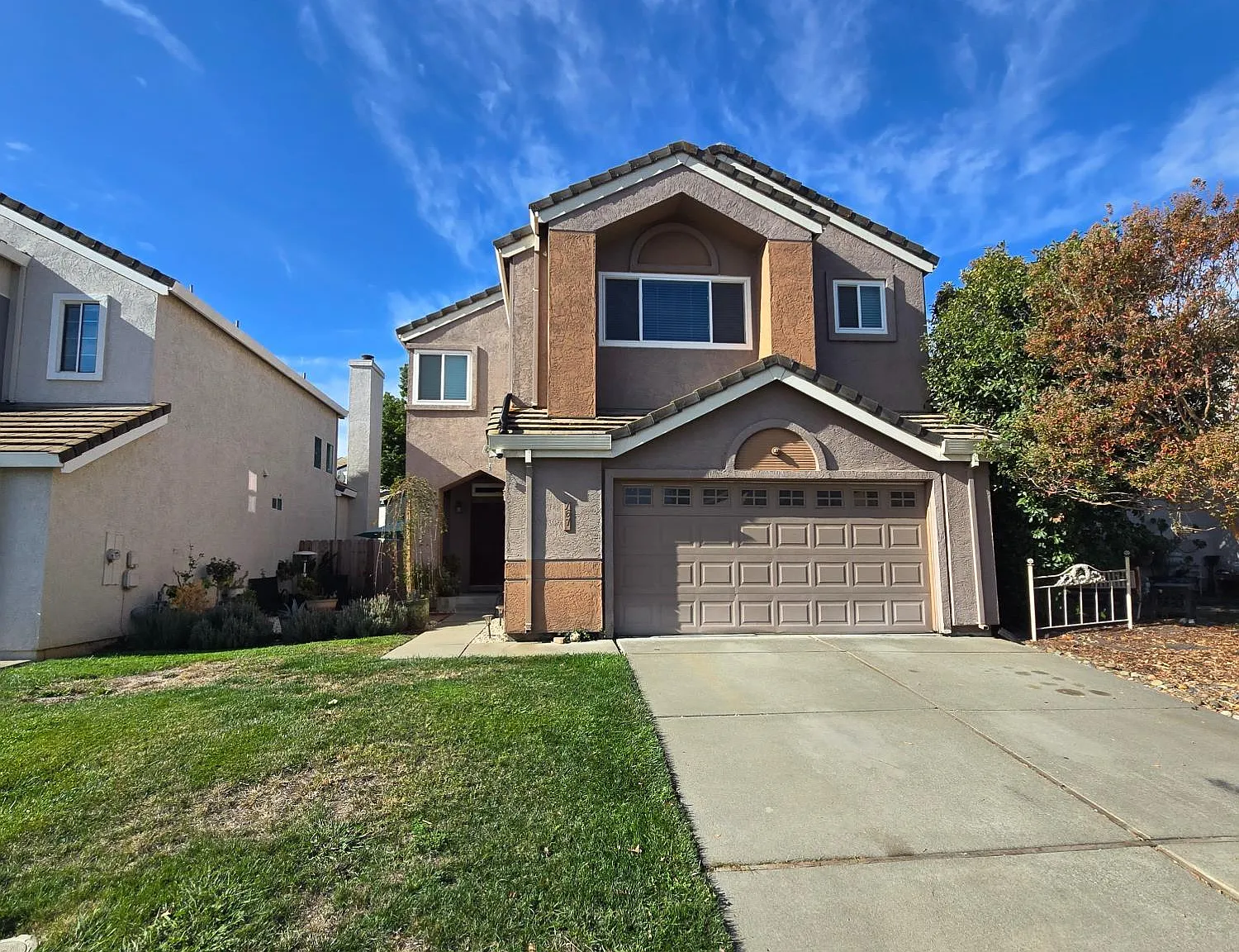 4 bed, 1952 sqft, $3,200 — Photo 1