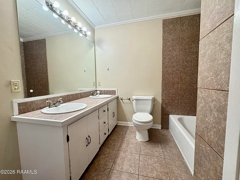 100 Charolais St #B — Photo 11