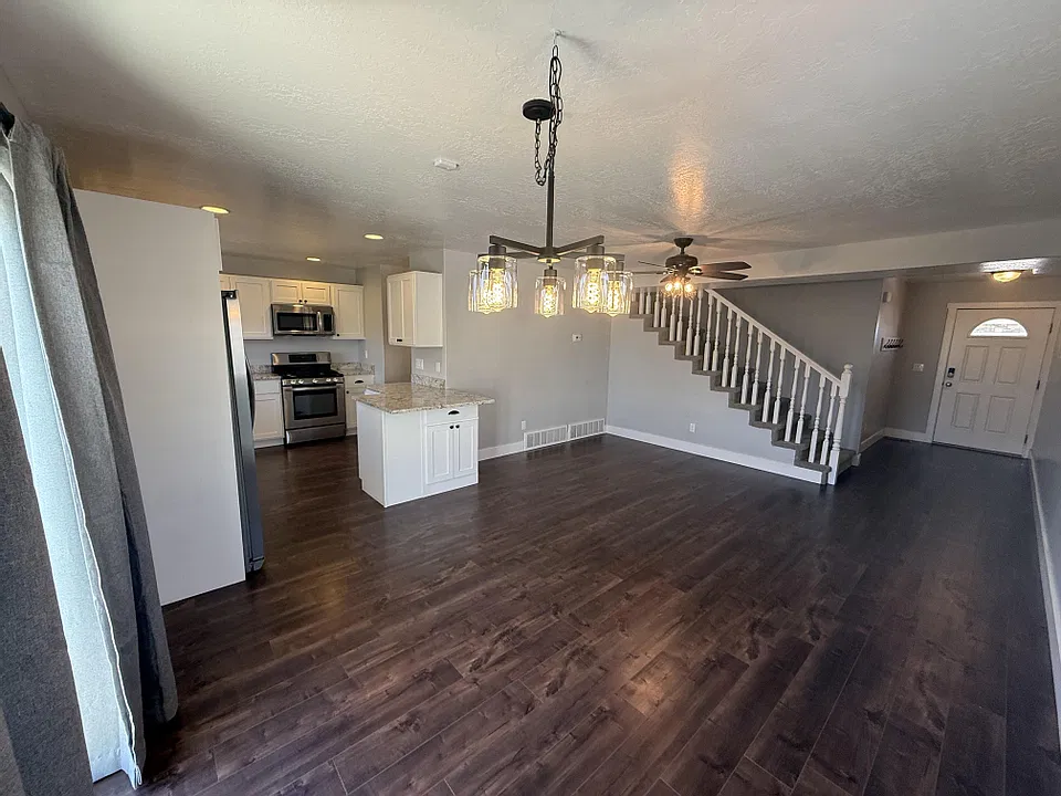 3 bed, 3.5 bath, 2250 sqft, $2,395 — Photo 4