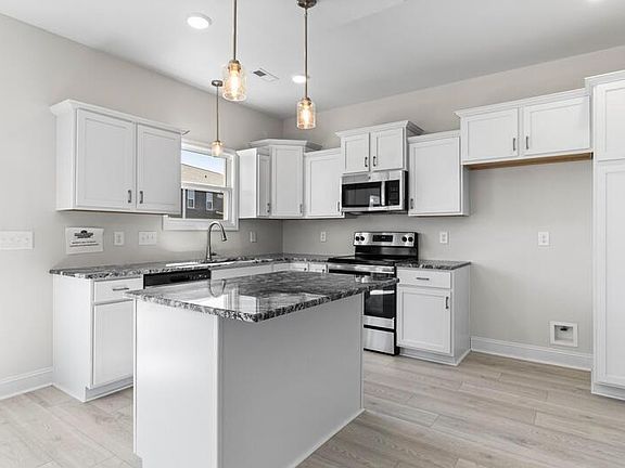4th image of 548 Castle Pinckney Ln
