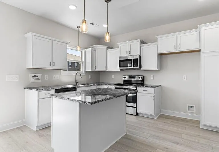 548 Castle Pinckney Ln — Photo 4