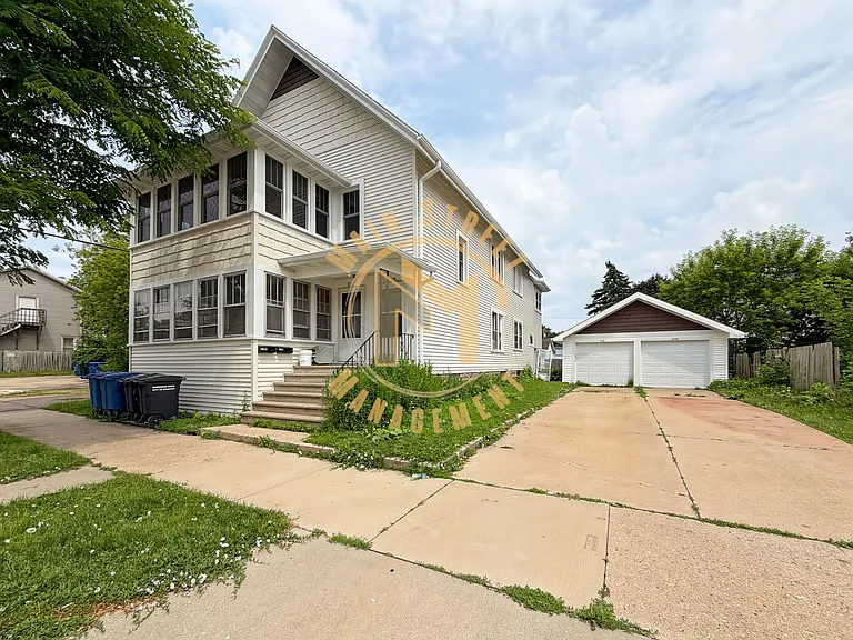 210 Bay St — Photo 1
