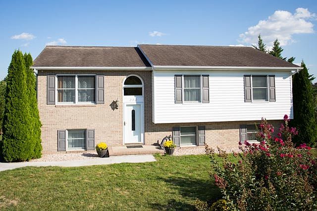 1st image of 230 Stoneleigh Dr
