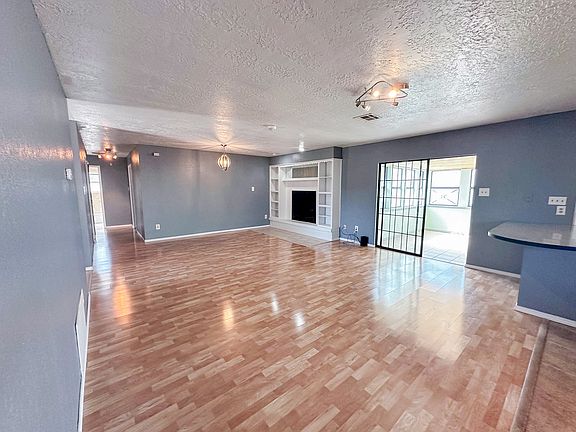 4th image of 306 NE Skyline Cir