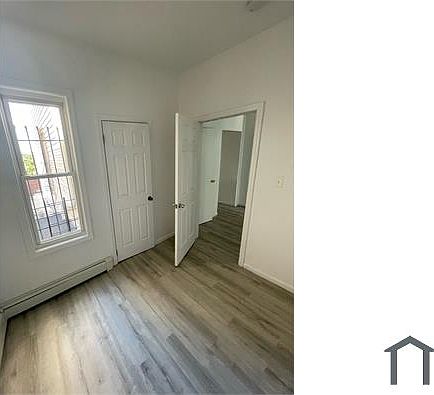 2nd image of 149 Waverly St APT 2