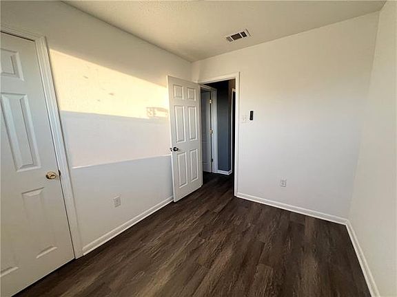 5th image of 512 Willowbrook Dr