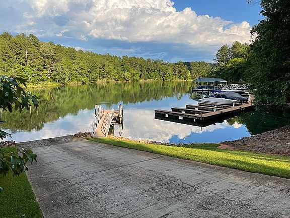 5th image of 412 Riverstone Dr