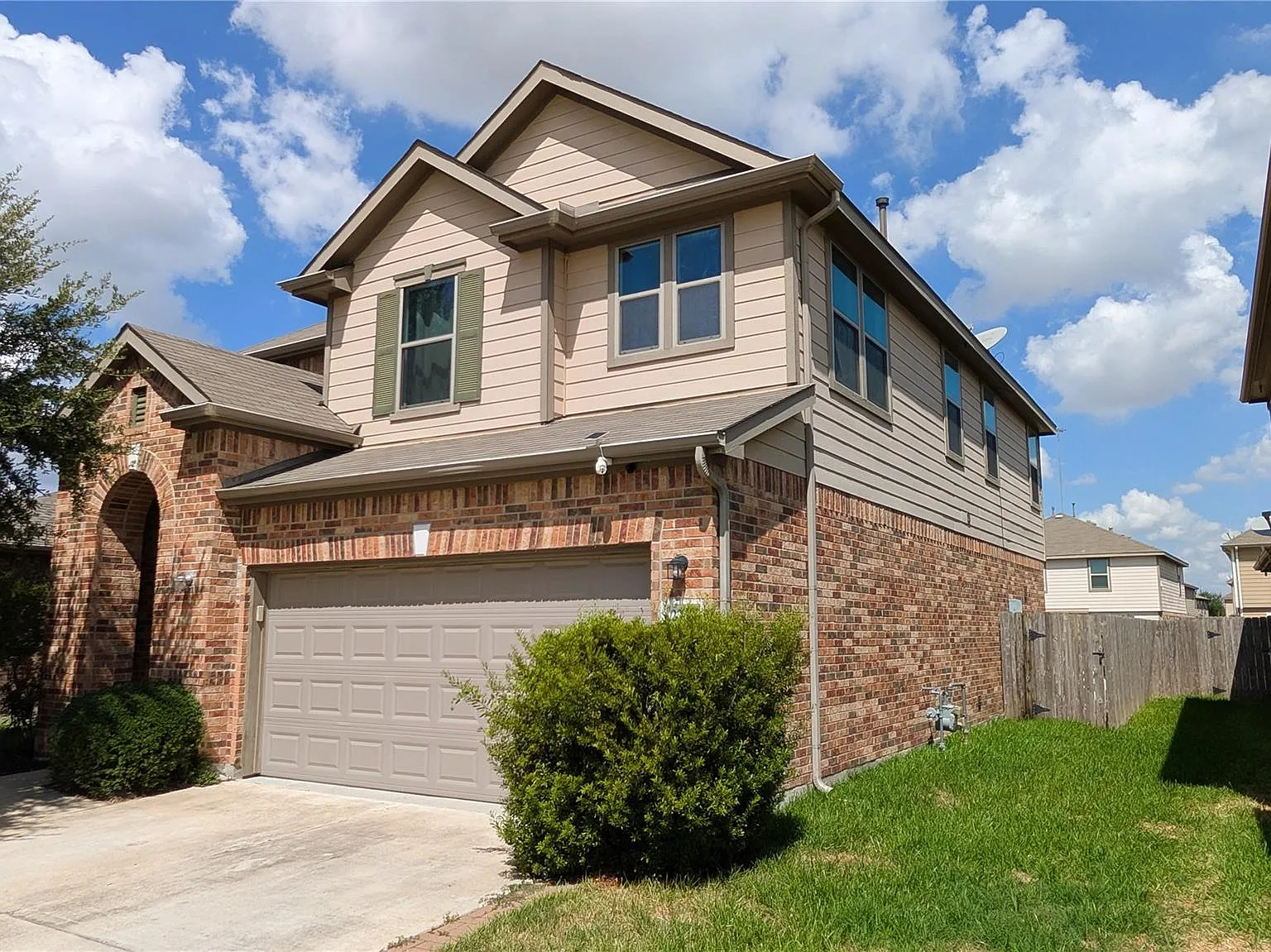 3 bed, 2.5 bath, 2476 sqft, $3,030 — Photo 3