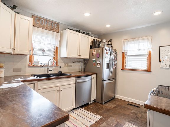 3rd image of 410 3rd Street Pl
