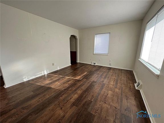 3rd image of 1136 Hugo St