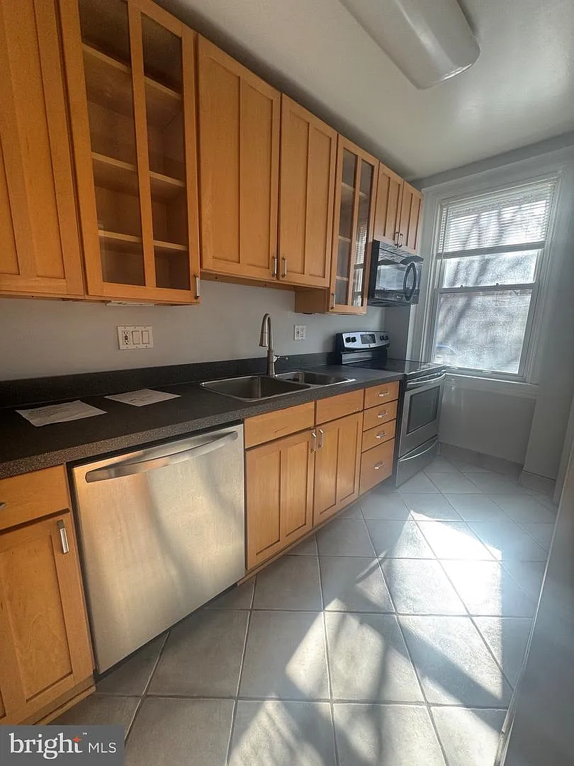1 bed, 1.0 bath, 650 sqft, $2,200 — Photo 2