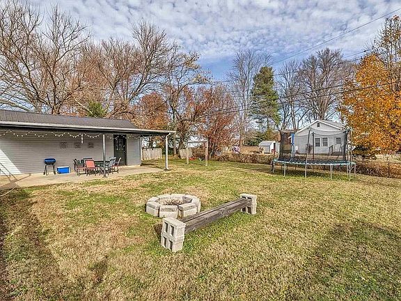 3rd image of 681 Glenn Ct