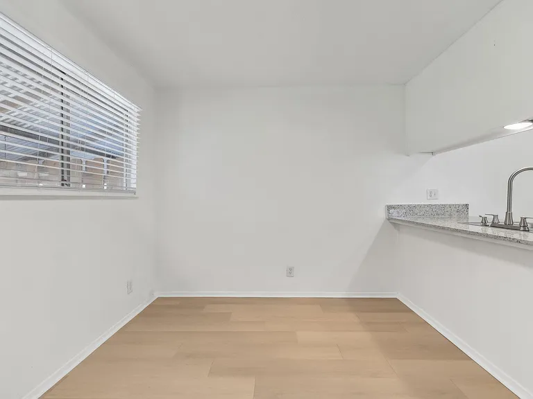 418 Sarah St #B — Photo 7