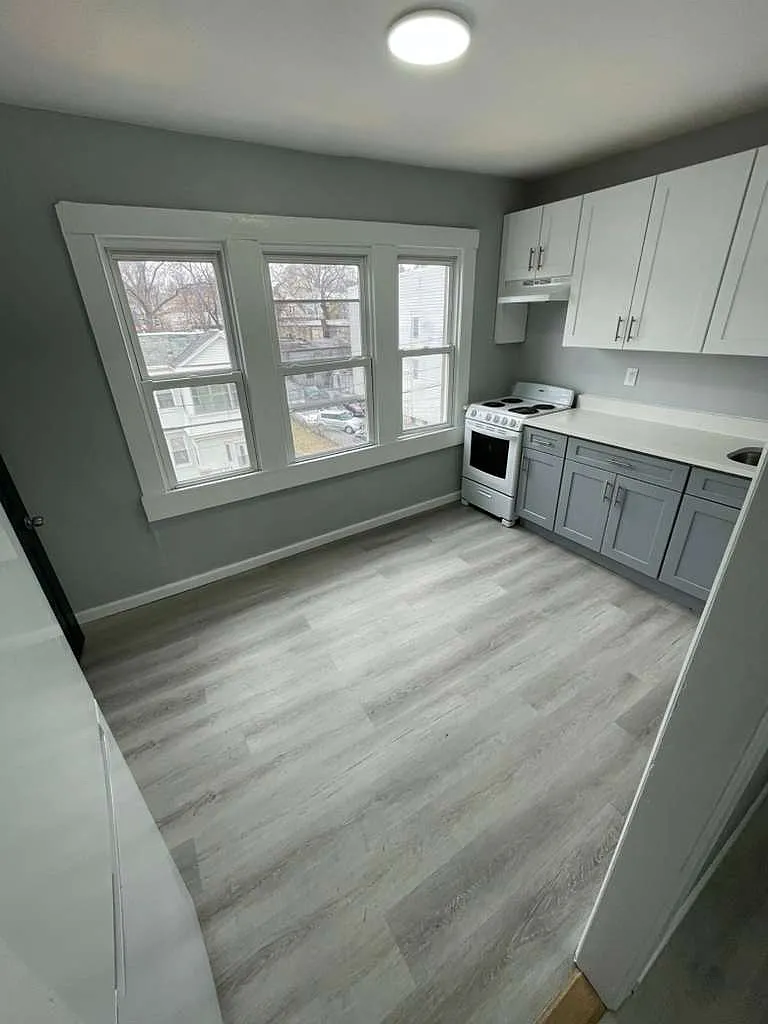 Building Photo - 102 Vermont Ave #3
