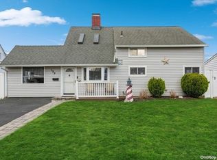 123 Springtime Ln W, Levittown, NY 11756