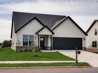 1060 Bootleg Rd, Centerton, AR 72719