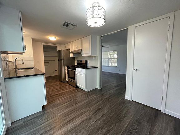 4th image of 3318 Dolphin Dr APT B