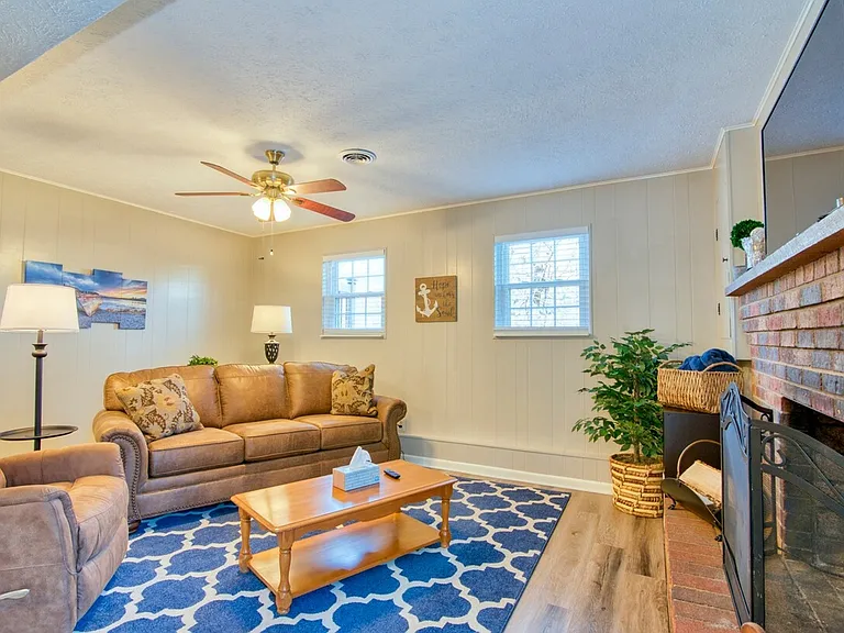Oakstone Dr — Photo 1