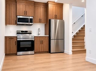 515 17th Ave NW #1, Calgary, AB T2M 0N4