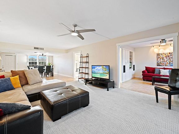 4th image of 3900 Oaks Clubhouse Drive #310