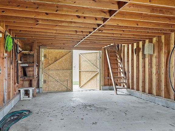 3rd image of 306 Farrar Hill Rd