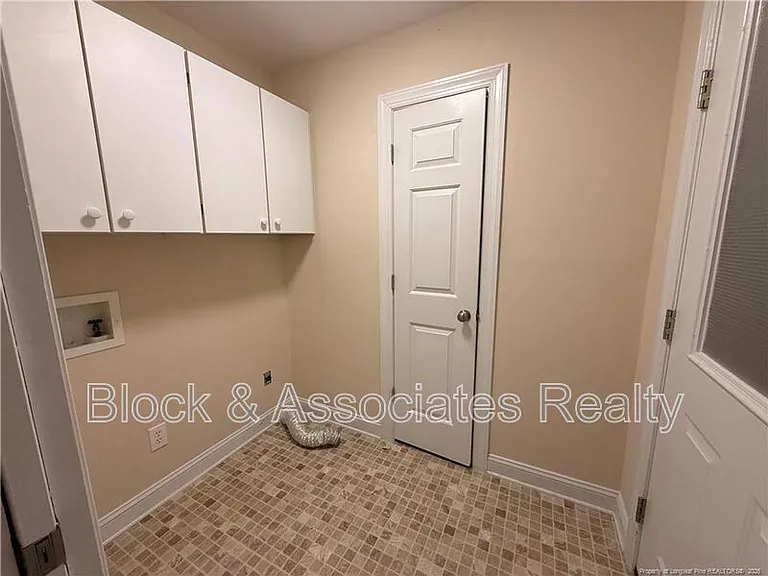 1165 Greenbriar Dr — Photo 9
