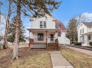 919 Clay St, Woodstock, IL 60098