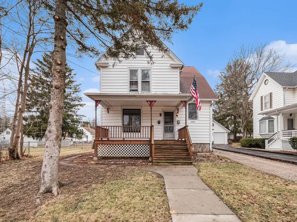 919 Clay St, Woodstock, IL 60098