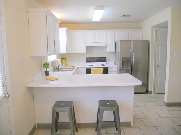 3rd image of 213 Greenbriar Drive