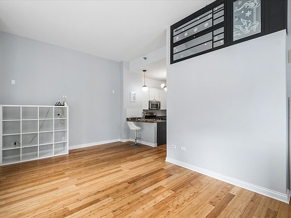 5th image of 8 W Monroe St APT 807