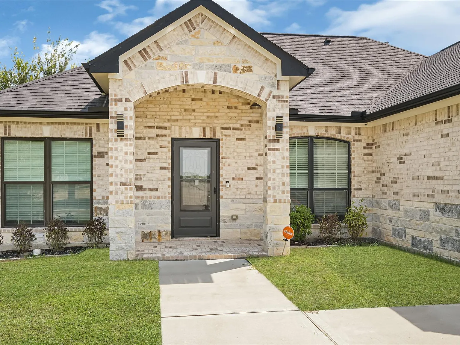 3 bed, 2.0 bath, 1325 sqft, $2,415 — Photo 3