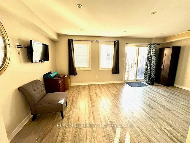12 Bonello Cres — Photo 5