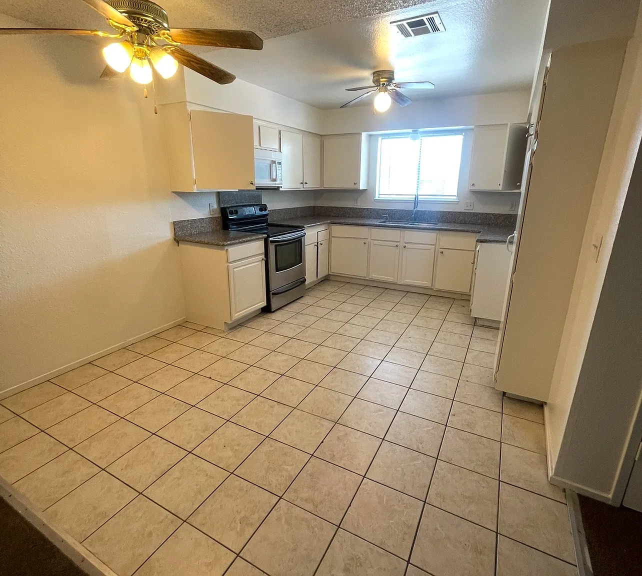 3 bed, 1133 sqft, $1,640 — Photo 2