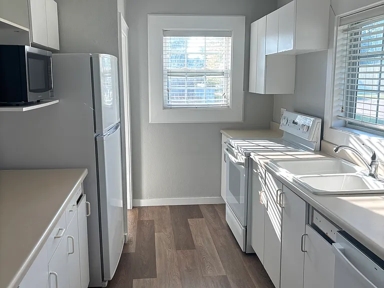 1419 W 22nd St — Photo 3