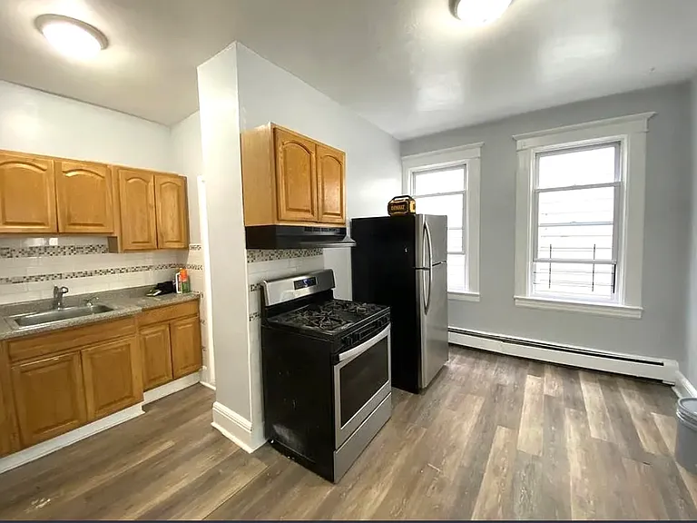 126 W 19th St — Photo 2