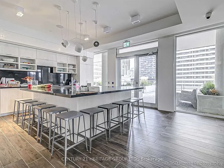 33 Helendale Ave #1011 — Photo 18