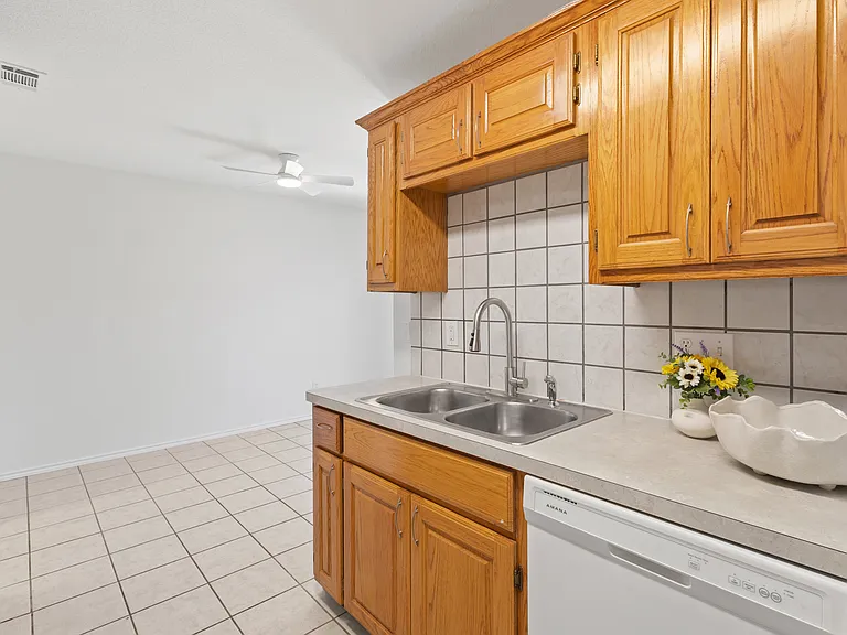1011 Waterview Dr — Photo 8