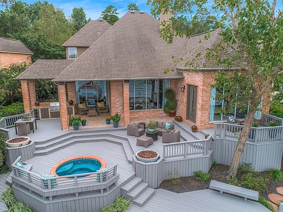 Amazing lake house in the heart of Bentwater!