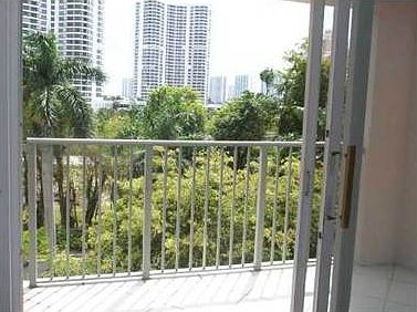 4th image of 19501 E Country Club Dr #9502