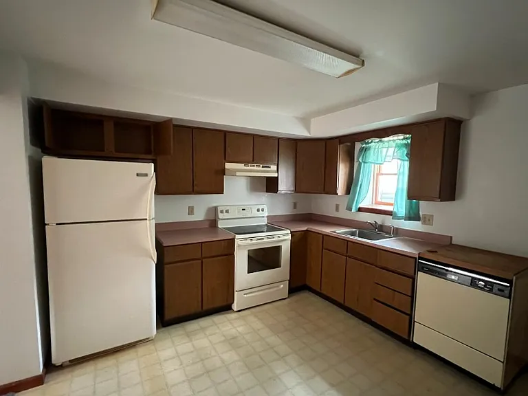 301 E Elm St #BASEMENT — Photo 3