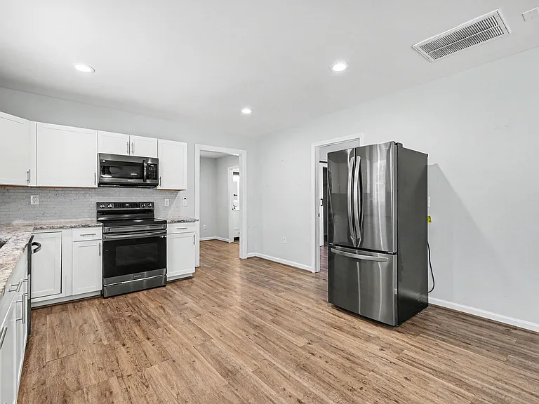 2541 Booker Ave — Photo 8