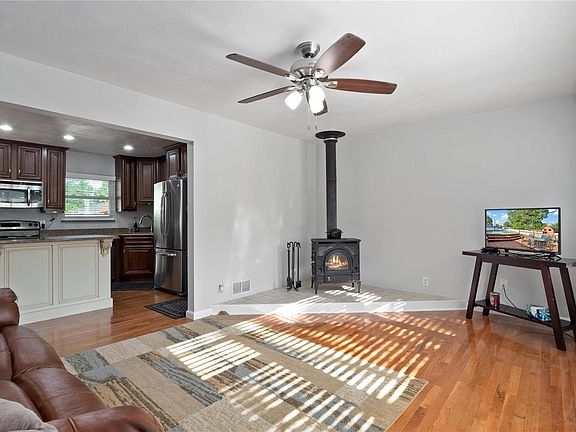 3rd image of 4058 Vesci Ave