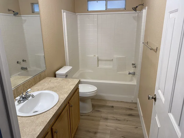 276 Artesia Ave — Photo 4