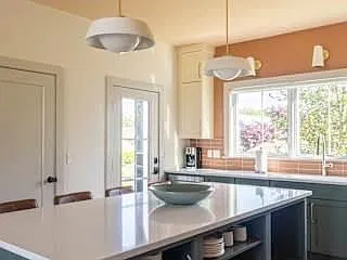 3 bed, 2.0 bath, 2140 sqft, $3,750 — Photo 3