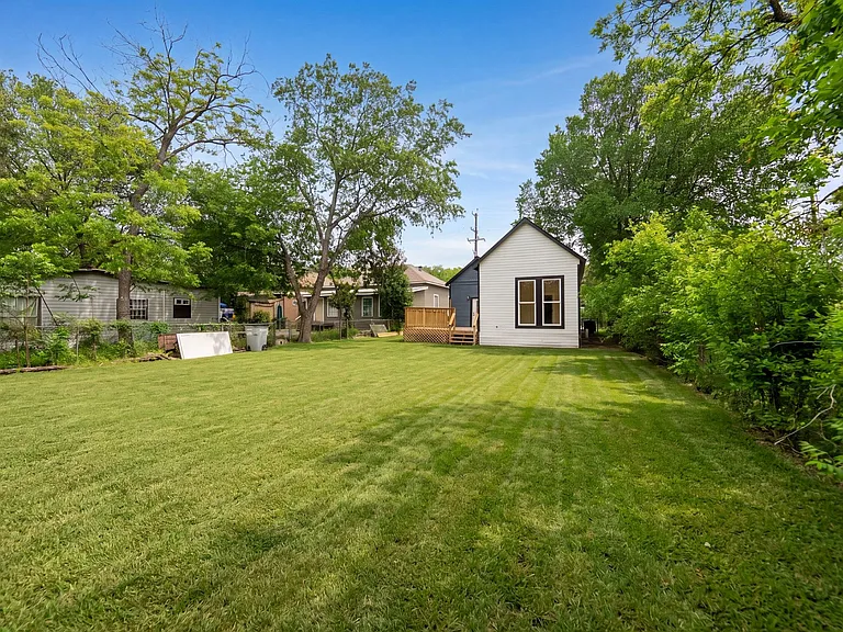 1122 N Pine St — Photo 33