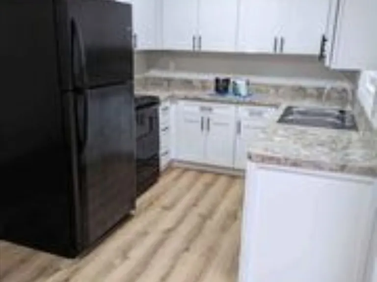 1436 Ellesmere Ave NW — Photo 3