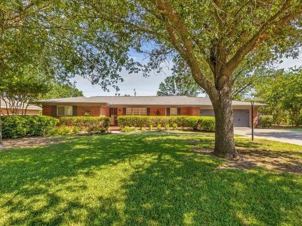 1305 W Westhill Dr, Cleburne, TX 76033